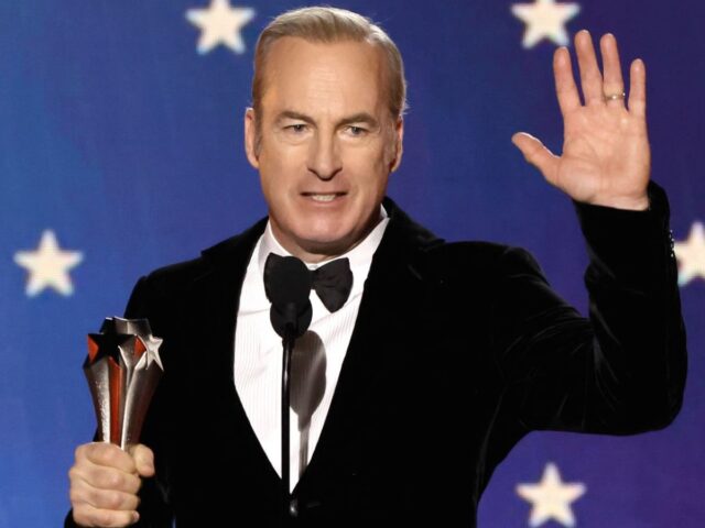 Bob Odenkirk com troféu do Critics Choice de 2023 vencido por Better Call Saul Bob Odenkirk com troféu do Critics Choice de 2023 vencido por Better Call Saul