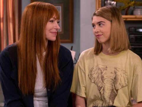 Laura Prepon (à esq.) com Callie Haverda em That '90s Show Laura Prepon (à esq.) com Callie Haverda em That '90s Show