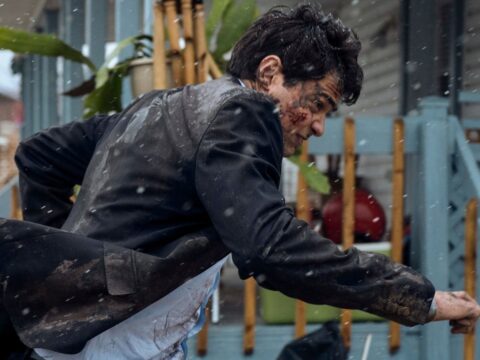 Noah Centineo em cena de ação de Recruta Noah Centineo em cena de ação de Recruta