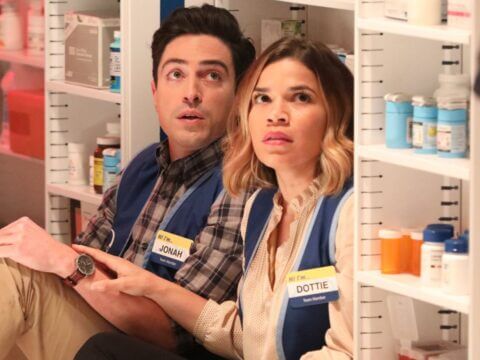 Ben Feldman com America Ferrera na sitcom Superstore