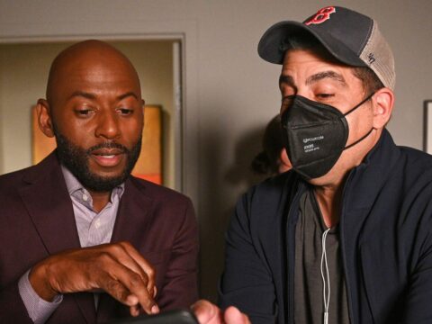 Romany Malco com DJ Nash (de máscara) nos bastidores da 5ª temporada de Um Milhão de Coisas Romany Malco com DJ Nash (de máscara) nos bastidores da 5ª temporada de Um Milhão de Coisas