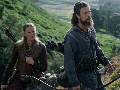 Frida Gustavsson com Leo Sutter na 2ª temporada de Vikings: Valhalla Frida Gustavsson com Leo Sutter na 2ª temporada de Vikings: Valhalla