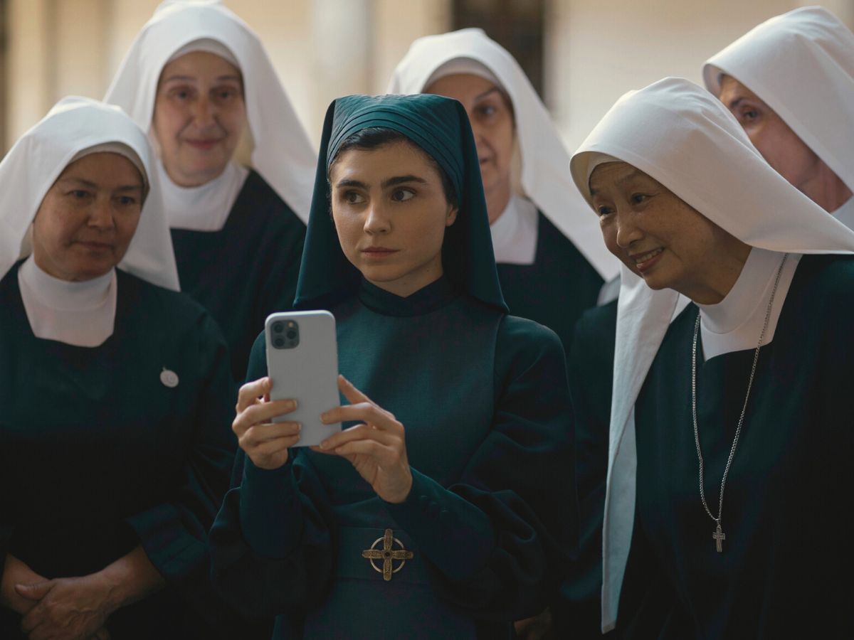 Olivia Delcán, com celular, em cena da 2ª temporada de Warrior Nun