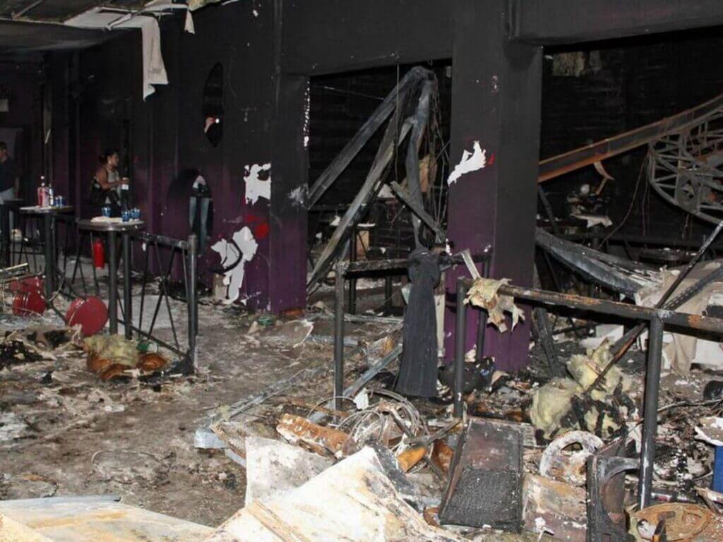 Foto real do interior da boate Kiss após incêndio