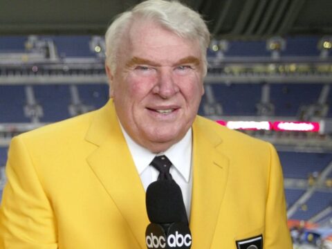 John Madden em cabine de transmissão da ABC John Madden em cabine de transmissão da ABC