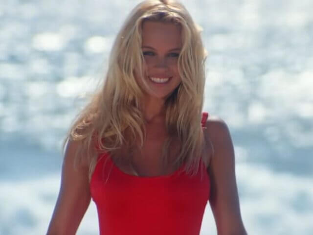 Pamela Anderson em cena da série SOS Malibu
