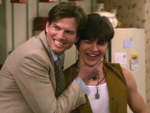 Ashton Kutcher (à esq.) com Mace Coronel em That '90s Show Ashton Kutcher (à esq.) com Mace Coronel em That '90s Show