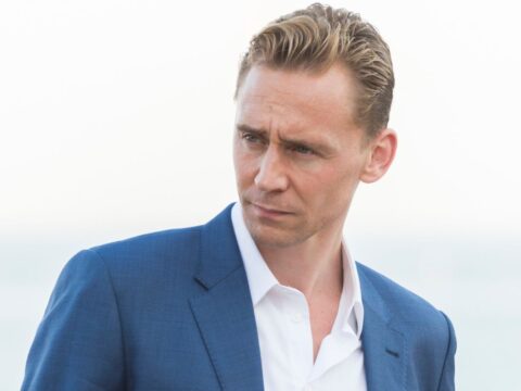 Tom Hiddleston em cena de The Night Manager