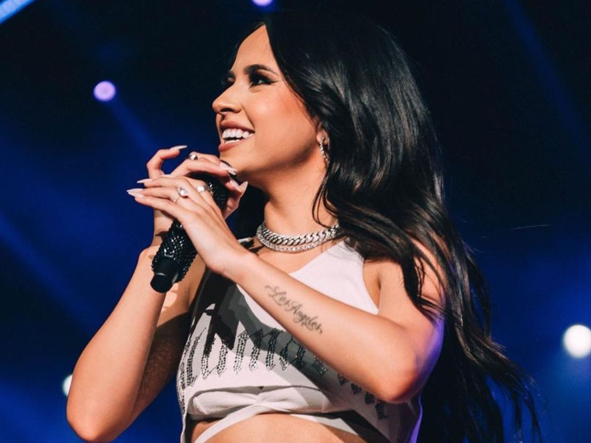 Becky G durante show; cantora tem experiência como atriz
