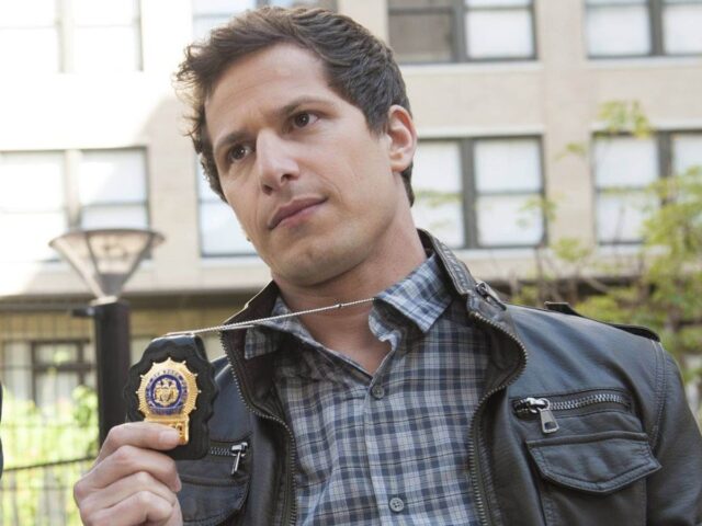 Andy Samberg na comédia Brooklyn Nine-Nine