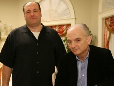 James Gandolfini com David Chase (à dir.) no set de The Sopranos