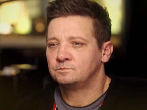 Jeremy Renner durante entrevista para a rede ABC