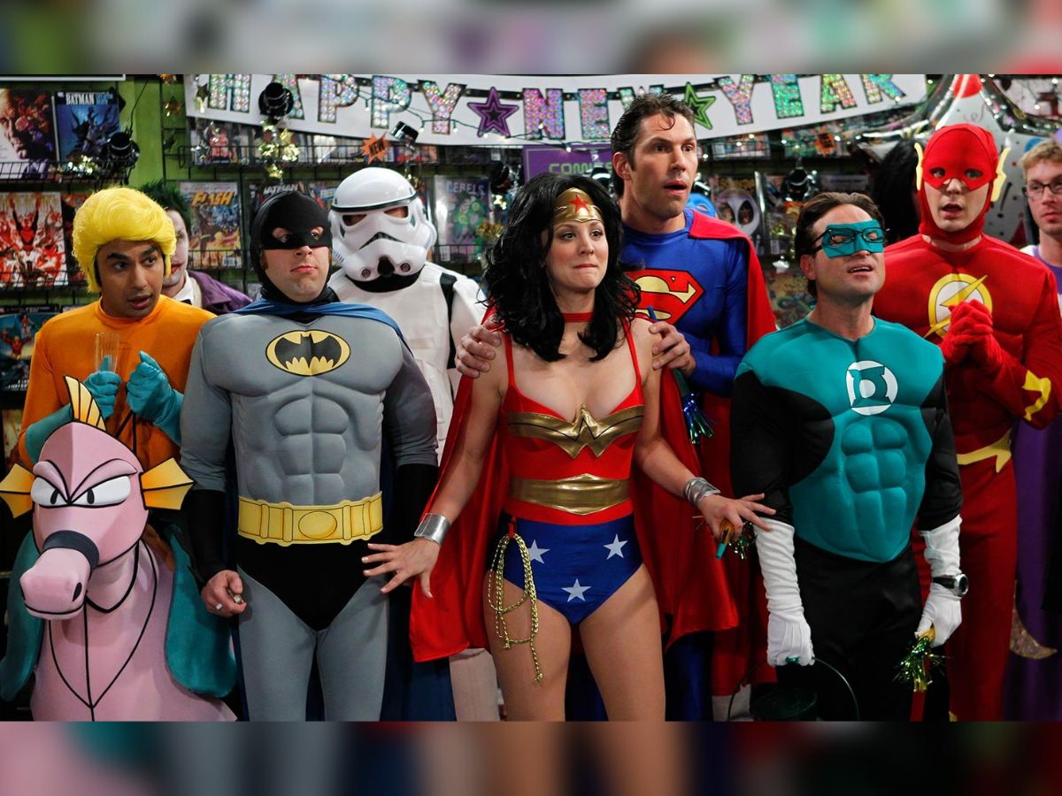 Personagens da The Big Bang Theory fantasiados de Liga da Justiça