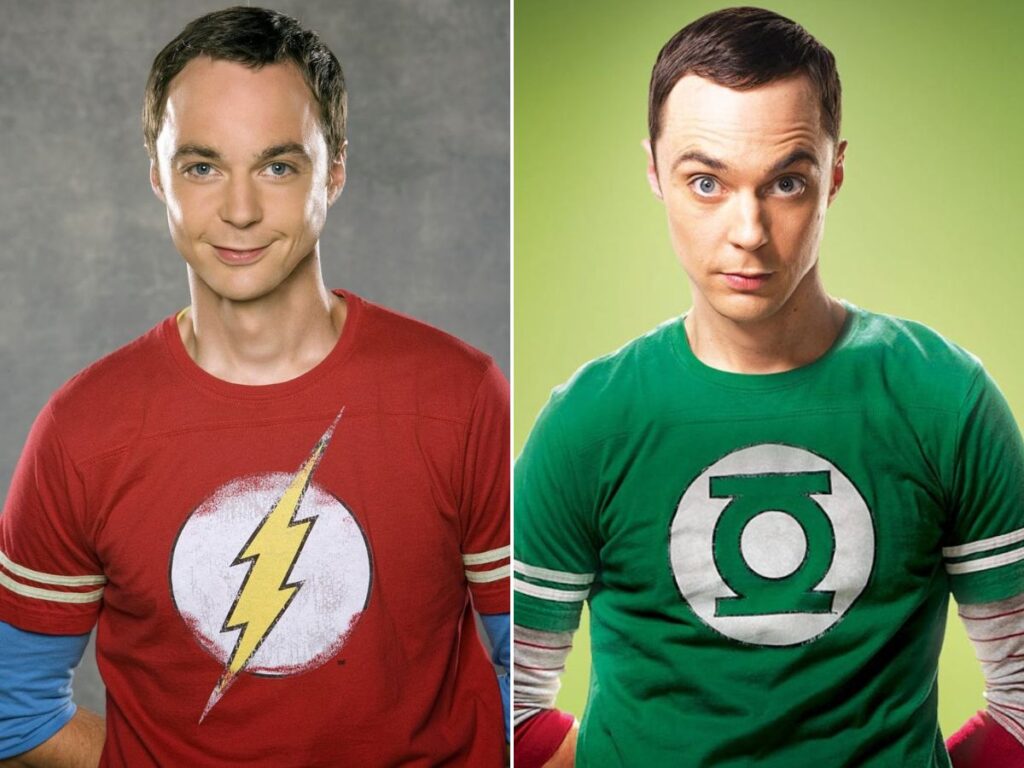 Sheldon (Jim Parsons) com camisetas de Flash e Lanterna Verde, heróis da DC