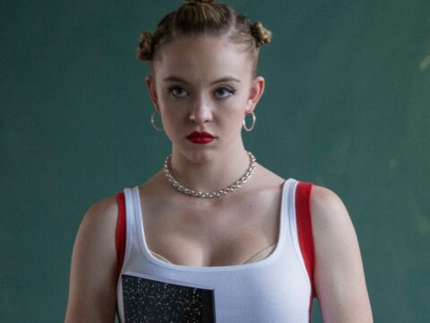 Sydney Sweeney em Everything Sucks!; roteirista da comédia enfrentou perrengue