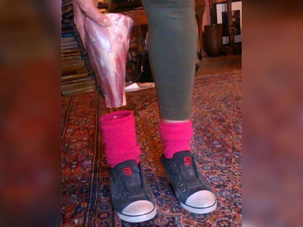 Janice Poon mostrando pedaço de carne bovina como perna humana