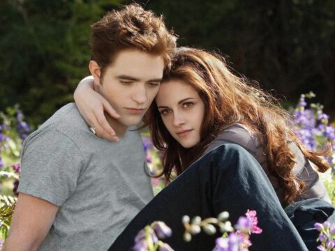 Robert Pattinson com Kristen Stewart em A Saga Crepúsculo: Amanhecer (Parte 2)