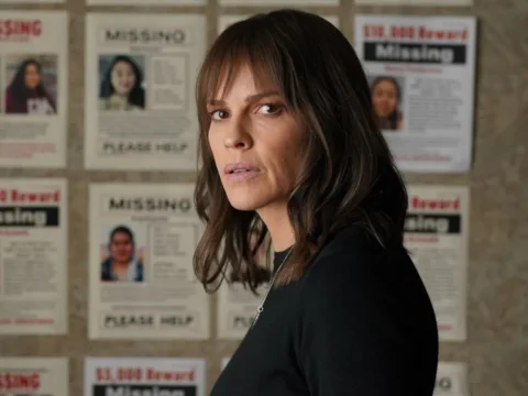 Hilary Swank em cena de Alasca: Em Busca da Notícia