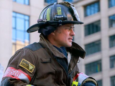 Taylor Kinney em cena de Chicago Fire