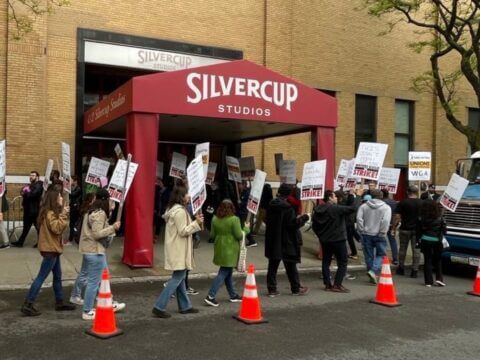 Piquete dos roteiristas em frente ao estúdio Silvercup, em Nova York