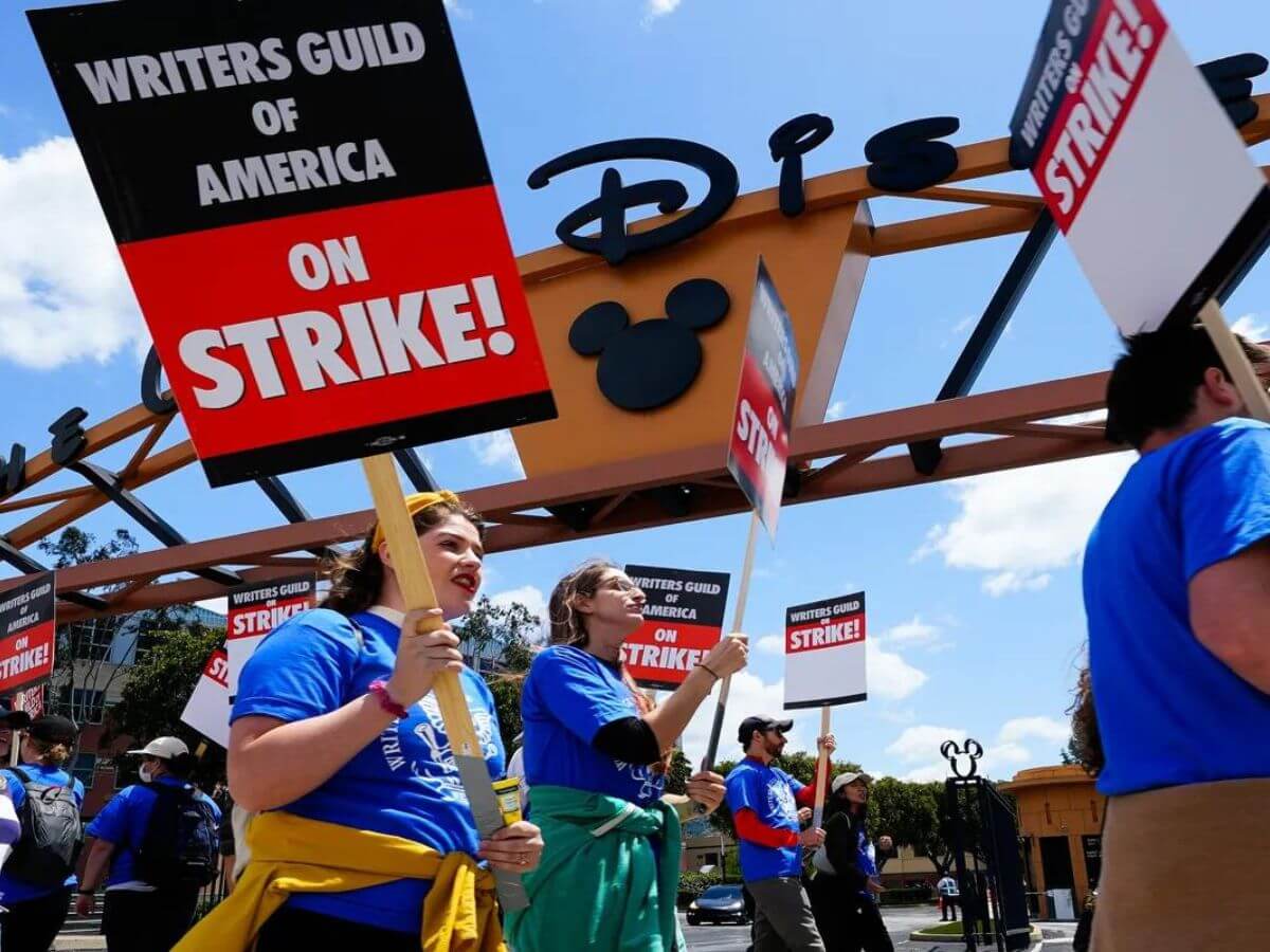 Roteiristas em greve protestam na entrada do estúdio da Disney
