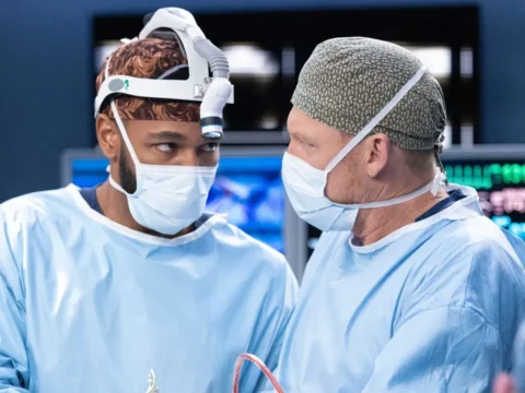 Anthony Hill (à esq.) com Kevin McKidd na 19ª temporada de Grey's Anatomy