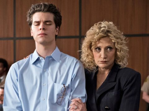 Gus Halper com Edie Falco em Law & Order True Crime: The Menendez Murders