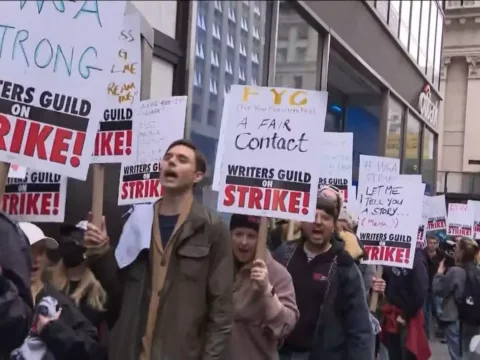 Piquete de roteiristas durante greve de 2023 Piquete de roteiristas durante greve de 2023