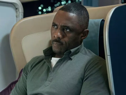 Idris Elba em cena de Sequestro no Ar