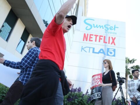 Piquete de roteiristas na sede da Netflix, em Los Angeles Piquete de roteiristas na sede da Netflix, em Los Angeles