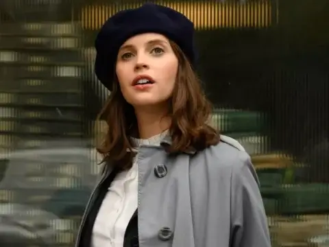 Felicity Jones no filme A Última Carta de Amor (2021)