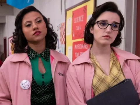 Cheyenne Wells (à esq.) e Marisa Davila em Grease: Rise of the Pink Ladies Cheyenne Wells (à esq.) e Marisa Davila em Grease: Rise of the Pink Ladies