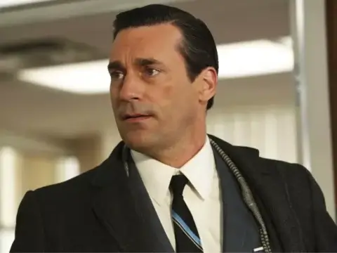 Jon Hamm em cena da série Mad Men