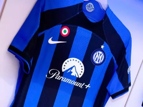 Camisa da Inter a ser usada na final da Champions, com logo do Paramount+