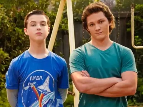Iain Armitage (à esq.) e Montana Jordan na 6ª temporada de Young Sheldon