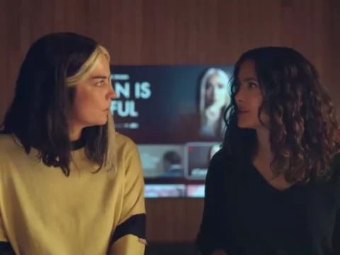 Annie Murphy (à esq.) com Salma Hayek Pinault em Black Mirror