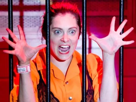 Rachel Bloom em cena de Crazy Ex-Girlfriend Rachel Bloom em cena de Crazy Ex-Girlfriend