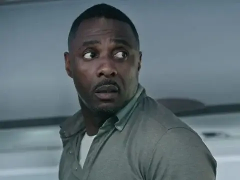 Idris Elba em cena da minissérie Sequestro no Ar