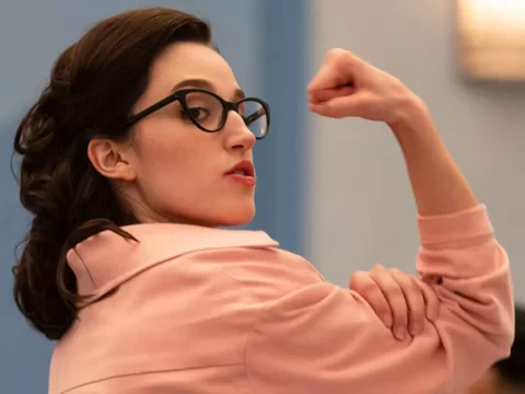 Marisa Davila na série Grease: Rise of the Pink Ladies Marisa Davila na série Grease: Rise of the Pink Ladies