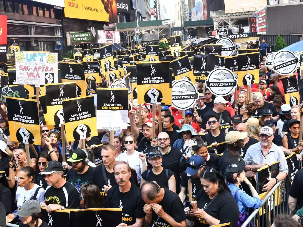 Manifestação grevista de atores em Nova York, na última terça (25)