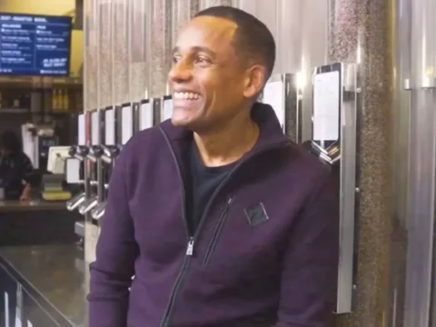 Hill Harper em cafeteria de sua propriedade, em Detroit