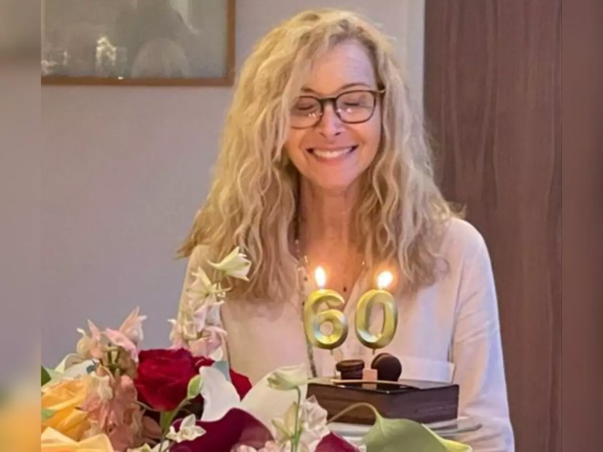 Lisa Kudrow celebra aniversário de 60 anos