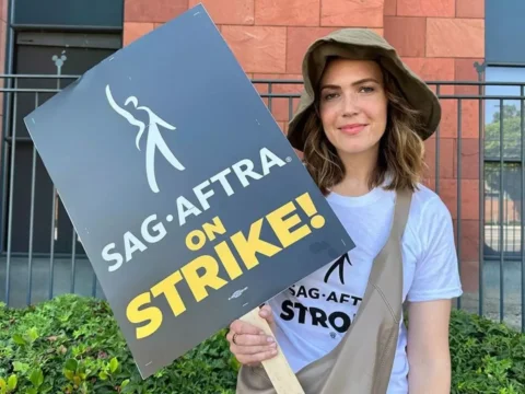 Em piquete, Mandy Moore segura cartaz do sindicato dos atores (SAG)