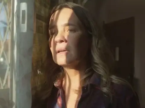 Adriana Esteves em cena da 1ª temporada de Os Outros
