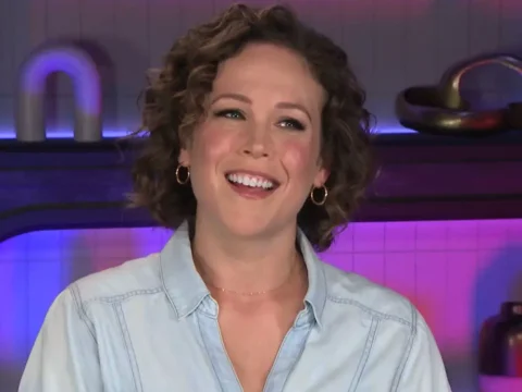 Erin Krakow durante entrevista ao programa Entertainment Tonight