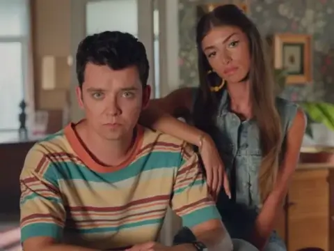 Asa Butterfield com Mimi Keene na 4ª temporada de Sex Education