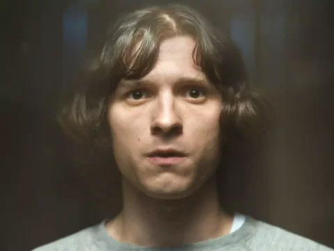 Tom Holland em Entre Estranhos (The Crowded Room) Tom Holland em Entre Estranhos (The Crowded Room)