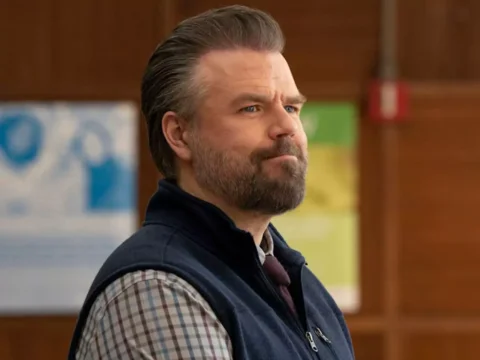 Tyler Labine em cena de New Amsterdam Tyler Labine em cena de New Amsterdam