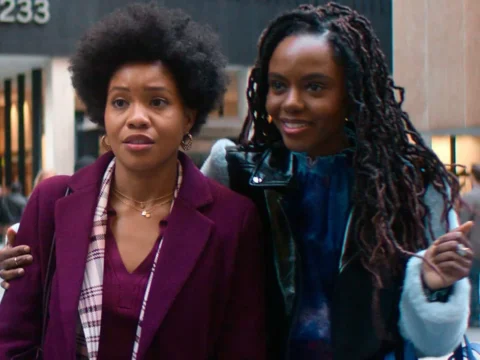 Sinclair Daniel (à esq.) com Ashleigh Murray em A Outra Garota Negra Sinclair Daniel (à esq.) com Ashleigh Murray em A Outra Garota Negra
