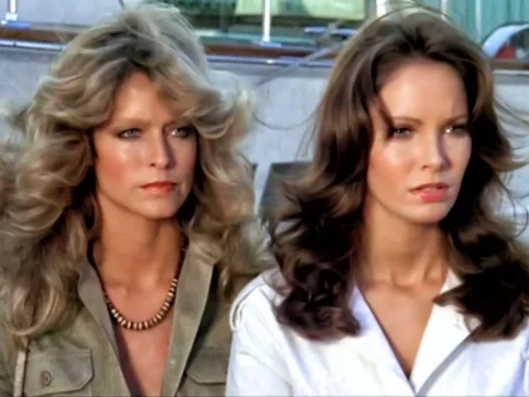 Farrah Fawcett (à esq.) com Jaclyn Smith na 1ª temporada de As Panteras (1976)